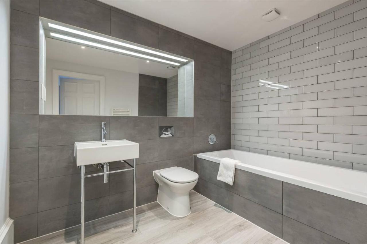 Joivy Luxurious 2Br Home Near Haymarket Station 爱丁堡 外观 照片