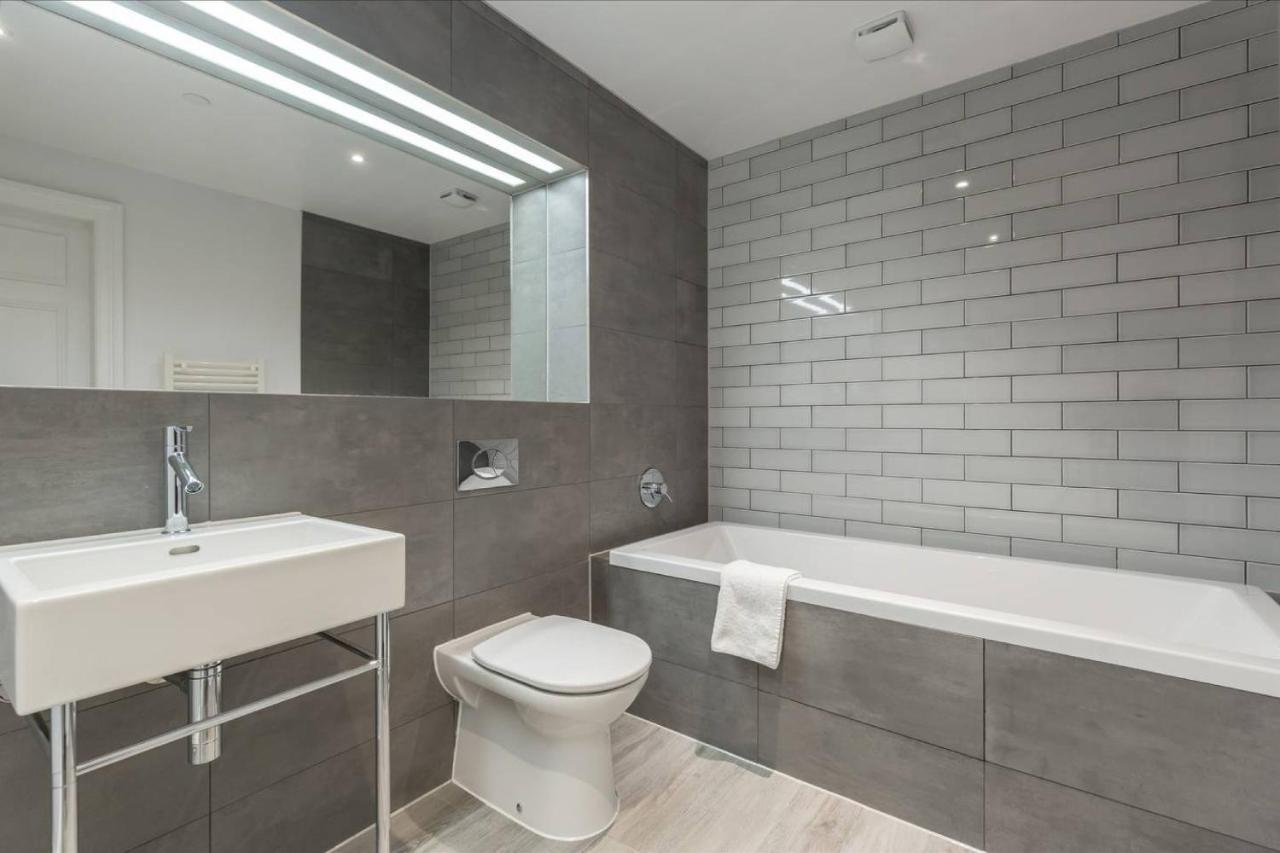 Joivy Luxurious 2Br Home Near Haymarket Station 爱丁堡 外观 照片